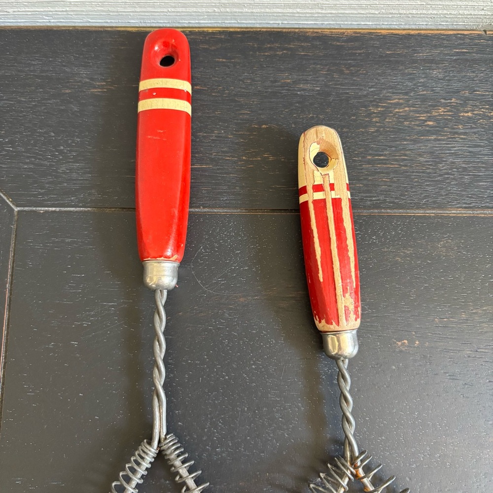 Vintage Kitchen Whisks Beater Wooden Red & White Handle Utensil Collectible - Picture 5 of 7